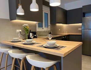 Jääkaappi, uuni, kahvin-/teenkeitin, vedenkeitin