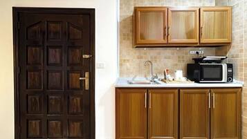 Habitación triple urbana | Cocina privada | Cafetera y tetera