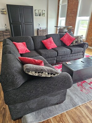 Smart TV, fireplace - Beautiful Riverview Apt Located in Downtown Fort Madison (Fort Madison)