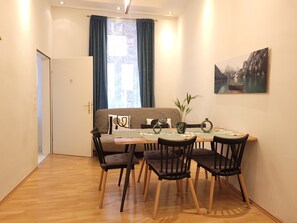 Appartement | Salle de séjour | TV connectée de 32 pouces avec chaînes numériques, télévision