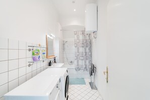 Departamento | Baño | Tina, secadora de cabello, toallas, jabón 