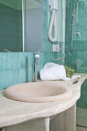 Deluxe Quadruple Room | Bathroom | Shower, hair dryer, bidet, towels