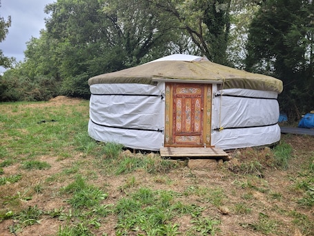 Exterior. Yourte et Chalet Avec Piscine sur Terrain de 1000m2