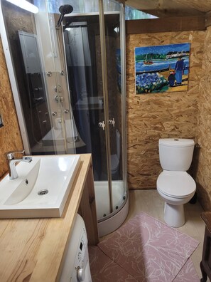 Shower, towels, soap, toilet paper - Yourte et Chalet Avec Piscine sur Terrain de 1000m2 (56130 - NIVILLAC)