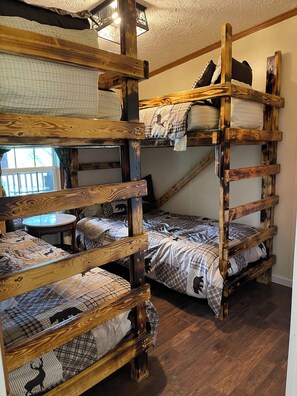 4 bedrooms, iron/ironing board, free WiFi, bed sheets