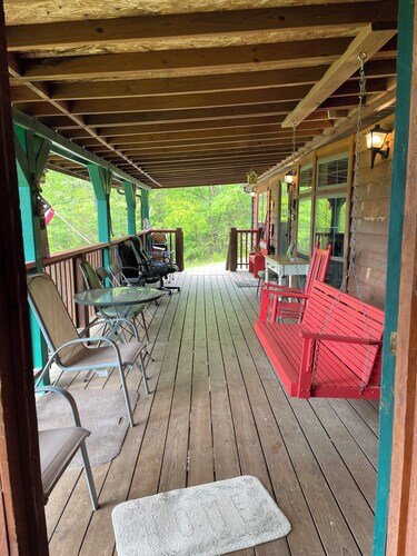 The Bears Den is a quiet cabin 30 miles from Gatlinburg and Pigeon Forge, TN. 