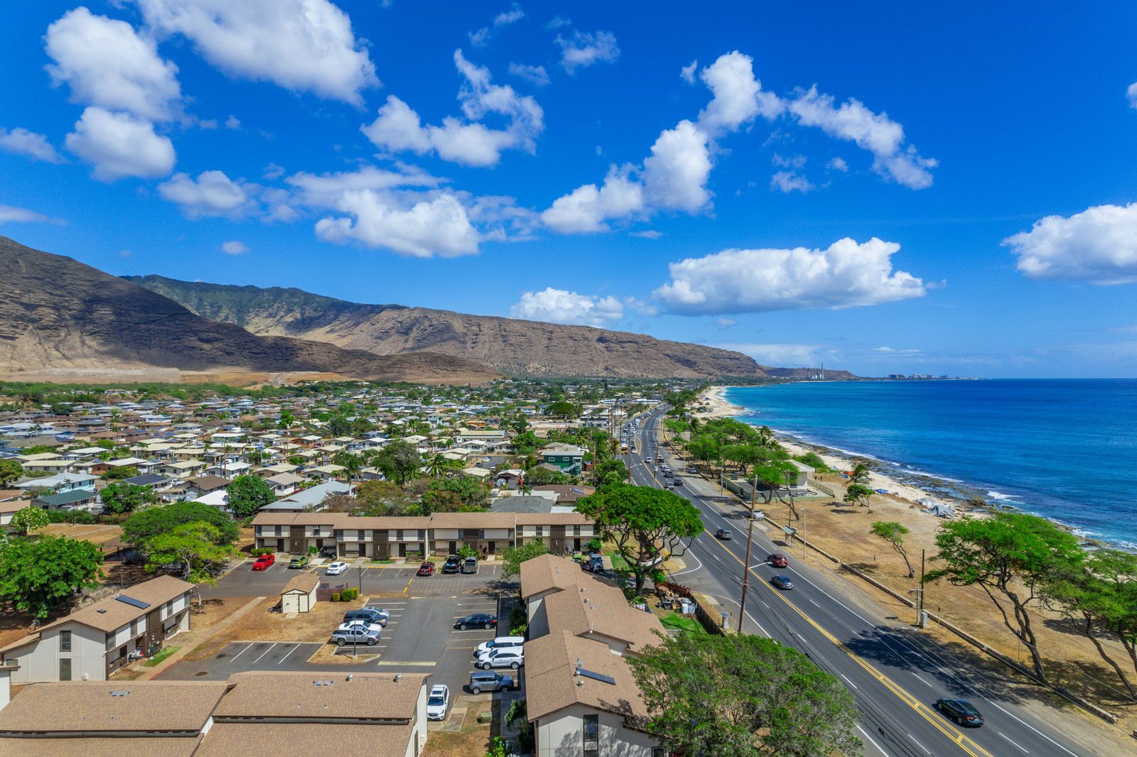Oceanfront 3bed/1.5bath Maili Beach living