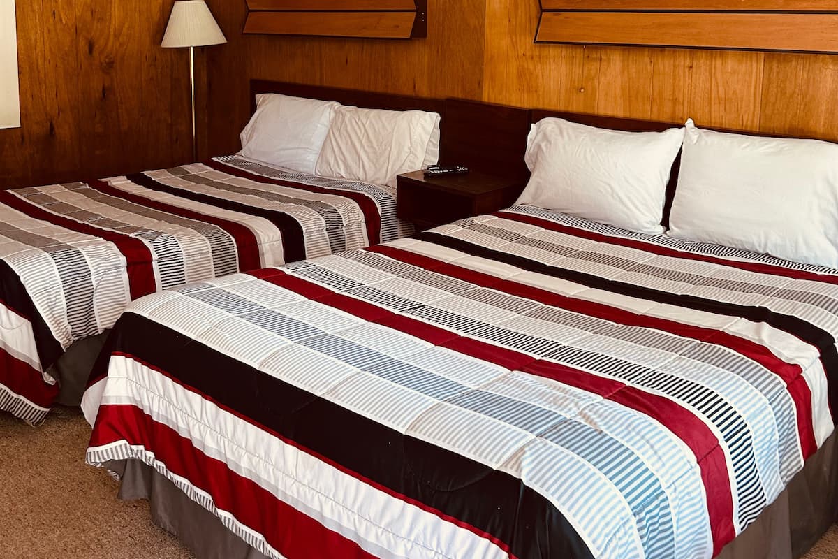 Kamar Double Klasik, 2 Tempat Tidur Double, lemari es & microwave | Didekorasi berbeda-beda dan dilengkapi dengan perabotan berbeda-beda