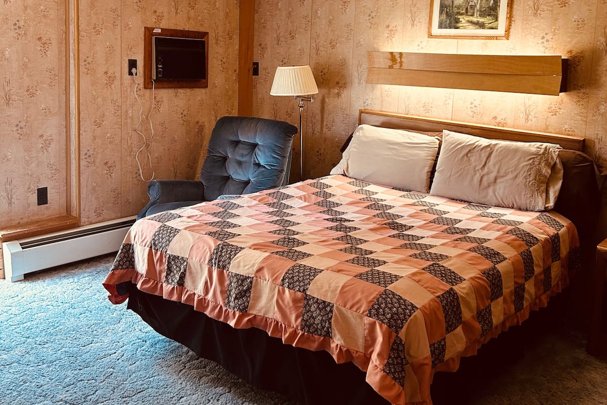 Enkeltrom – deluxe, 1 queensize-seng, kjøleskap og mikrobølgeovn | Skrivebord, wi-fi (inkludert) og individuelt dekorert