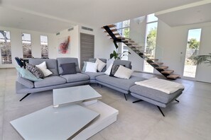 Een smart-tv en een open haard