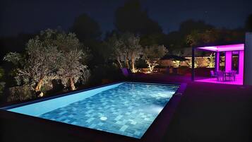 Een buitenzwembad en een verwarmd zwembad