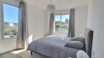 4 chambres, coffres-forts dans les chambres, fer et planche Ă repasser