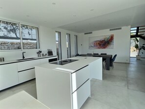 Geladeira, micro-ondas, fogão, cooktop