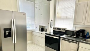 Wasserkocher mit Kaffee-/Teezubehör, Kühlschrank, Mikrowelle, Ofen