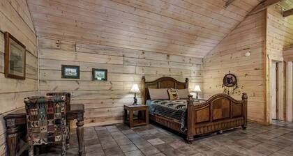 Bear cabin. This modern log cabin with HOT TUB is a large studio with a spectacular king size bed!