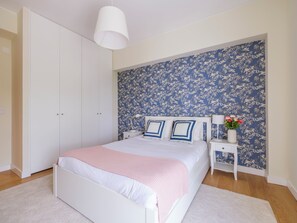 3 bedrooms, desk, iron/ironing board, travel cot