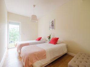 3 chambres, bureau, fer et planche à repasser, lit de bébé portatif