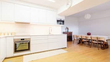 Frigorífic, microones, forn i placa de cuina