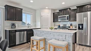 Køleskab, mikrobølgeovn, ovn, kogeplade