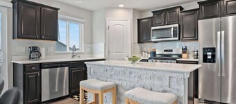 15min to Airport + King Suite + Game Room + Groups