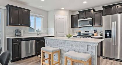 15min to Airport + King Suite + Game Room + Groups