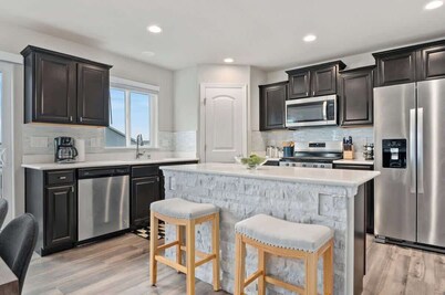 15min to Airport + King Suite + Game Room + Groups