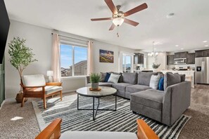 TV, tavolo da calcetto, studio