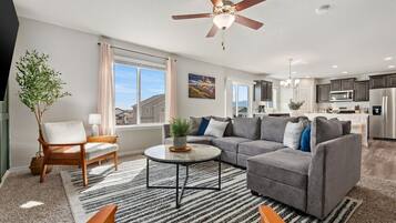 Tv, böcker och kontor