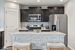 Frigorifero, microonde, forno, piano cottura