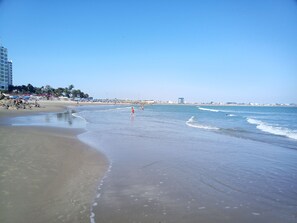 On the beach, beach cabanas, sun loungers, beach umbrellas -  La Posada del Sueco (Playas)
