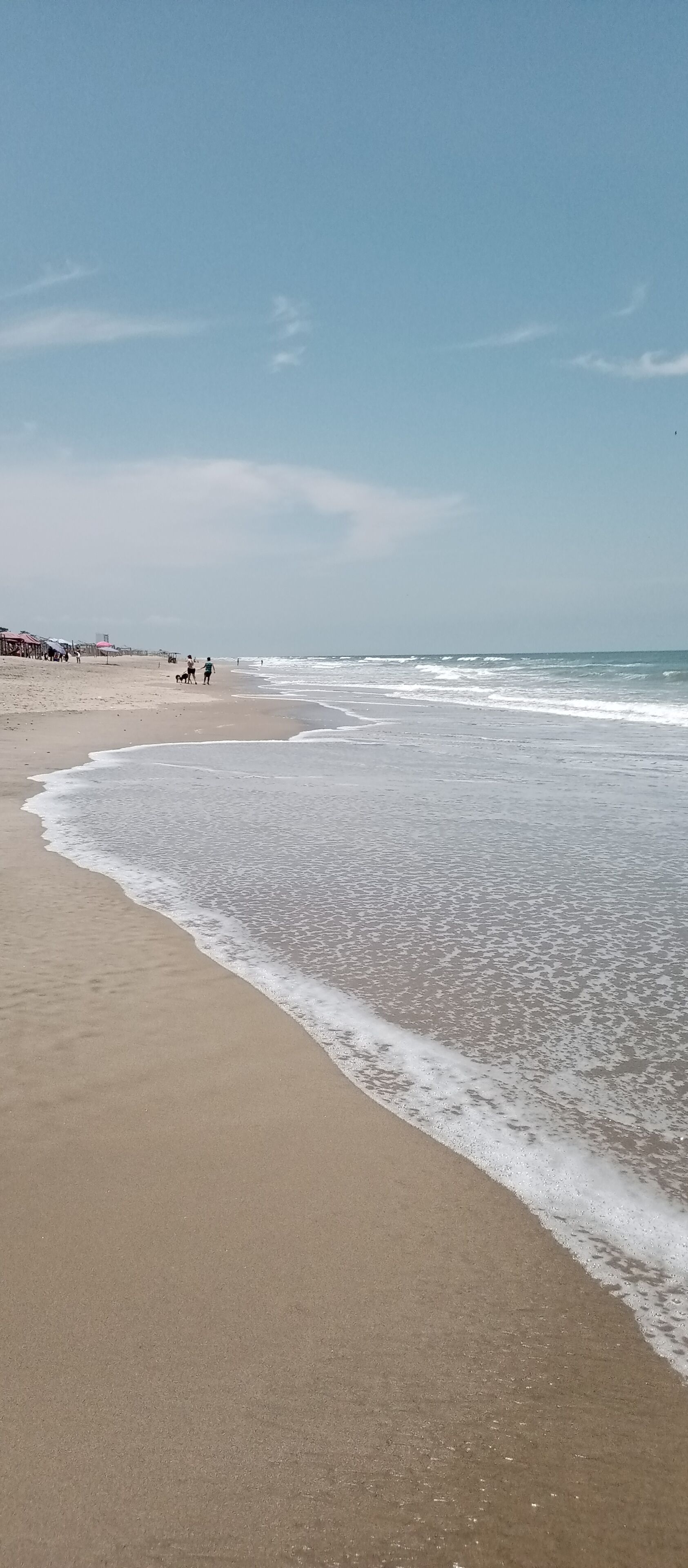 海灘、小屋 (收費)、躺椅、太陽傘