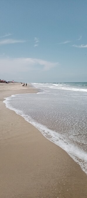 Sur la plage, cabana (supplément), chaise longue, parasol