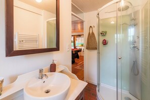 Dusche, kostenlose Toilettenartikel, Haartrockner, Hausschuhe