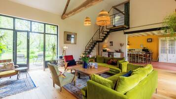 Een smart-tv, een open haard, een tafeltennistafel en boeken