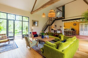 Een smart-tv, een open haard, een tafeltennistafel en boeken