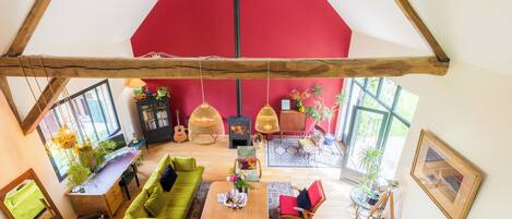 Smart-tv, pejs, bordtennisbord, bøger