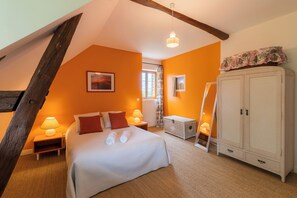 5 bedrooms, desk, travel cot, free WiFi