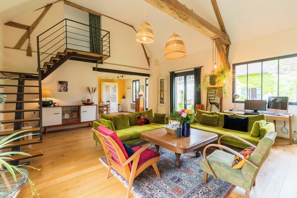 Smart TV, fireplace, ping pong, books