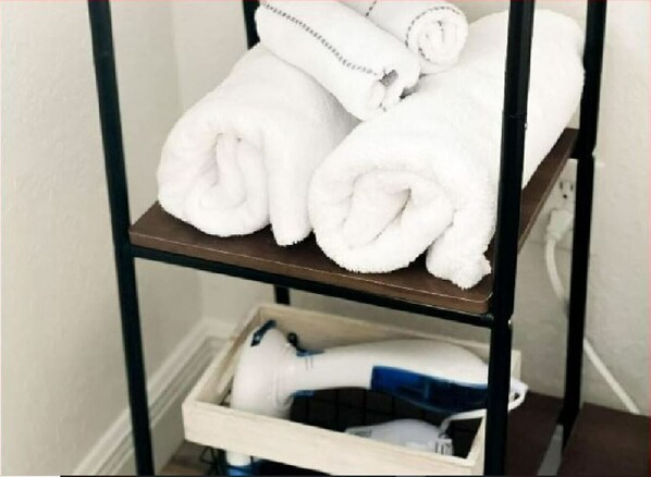 Haartrockner, Handtücher, Seife, Shampoo