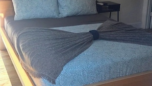 1 habitación, tabla de planchar con plancha, wifi gratis y ropa de cama 