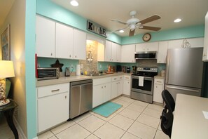 Mikrowelle, Ofen, Herdplatte, Geschirrspüler