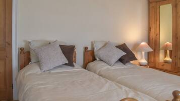 2 bedrooms, bed sheets