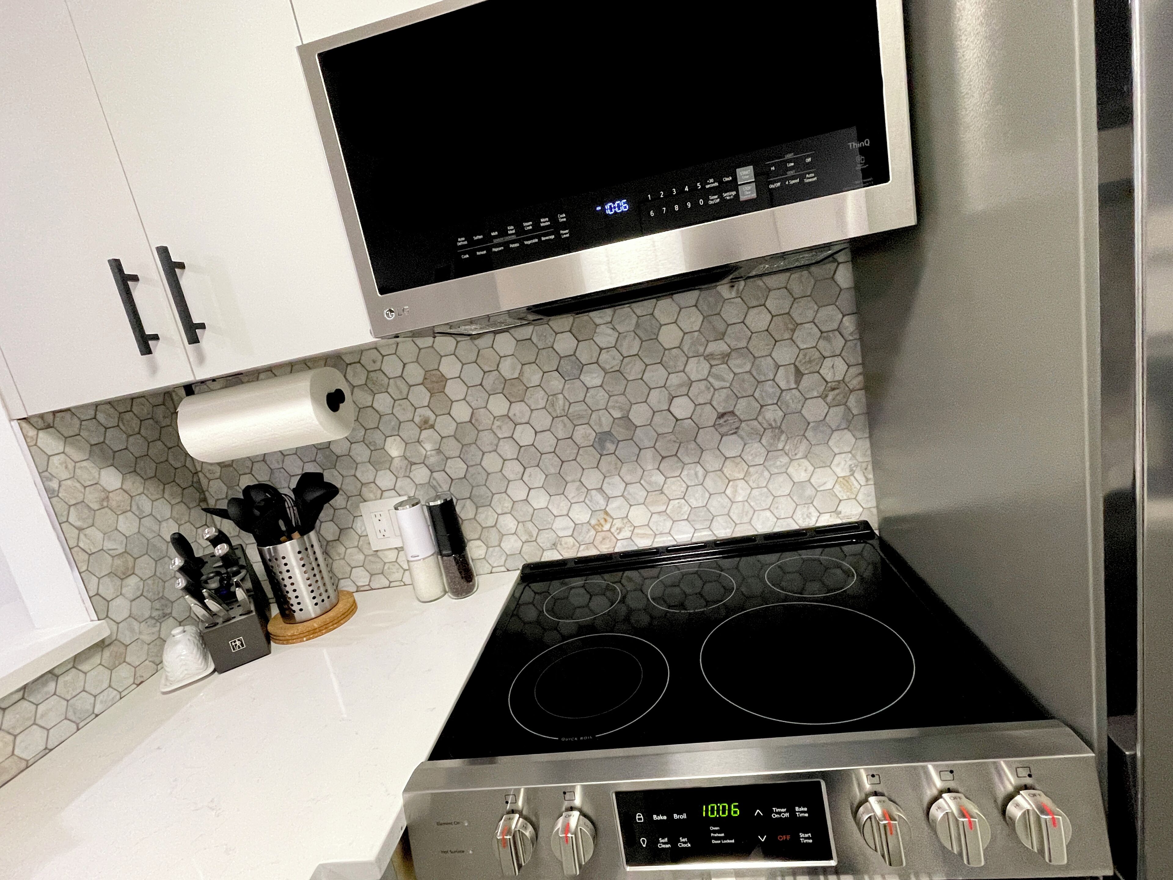 Refrigerador, microondas, horno y parrilla de estufa 