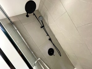 Suihku, poreamme, hiustenkuivaaja, pyyhkeet