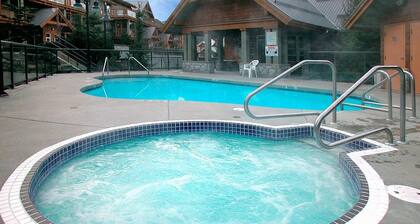 Cozy fully renovated townhome,free parking. Minutes away from Whistler Village.