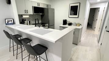 Een koelkast, een magnetron, een oven, een kookplaat