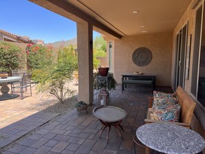 Outdoor dining - Spectacular 2BD/2BA Home with Courtyard on a Corner Lot at Dove Mountain (Marana)