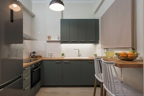 Fridge, oven, stovetop, dishwasher