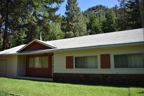 Exterior - Tranquil, Nostalgic Riverfront Property on 1/2 acre on White Pass (Naches)