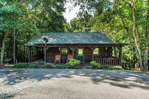 Exterior - Deer cabin.  This modern log cabin with HOT TUB is a large studio with all of the 'bells and whistles' !!! (Tellico Plains)
